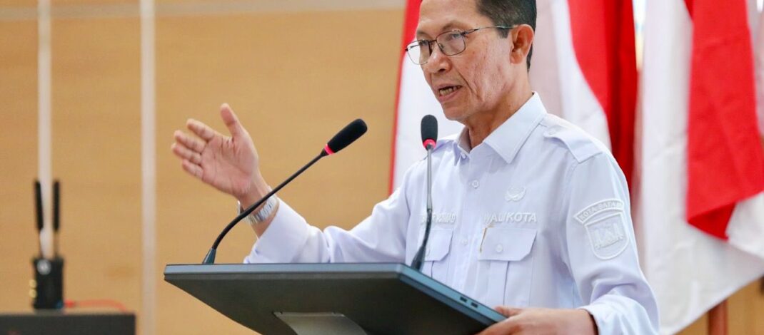 Wali Kota Batam, Amsakar Achmad, menyampaikan sambutan saat membuka Forum Konsultasi Publik Ranwal RKPD 2027 di Kantor Wali Kota Batam, Selasa (6/1/2026).