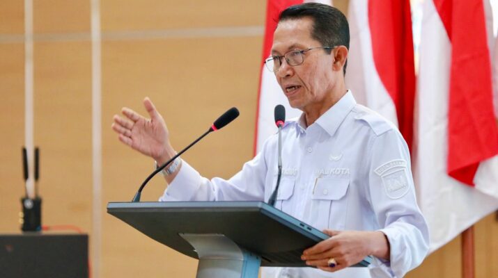 Wali Kota Batam, Amsakar Achmad, menyampaikan sambutan saat membuka Forum Konsultasi Publik Ranwal RKPD 2027 di Kantor Wali Kota Batam, Selasa (6/1/2026).