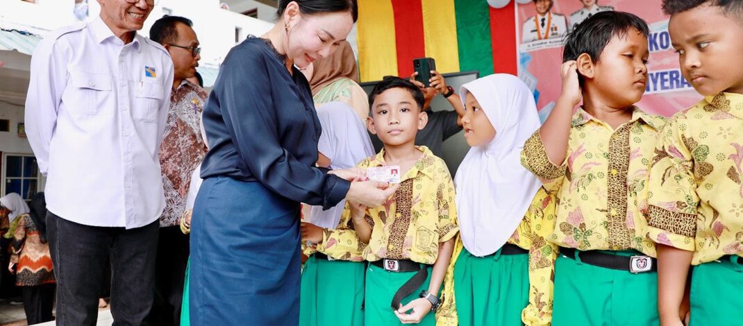 Serahkan KIA di SDN 006, Amsakar-Li Claudia Pastikan Anak Batam Terdata dan Terlindungi