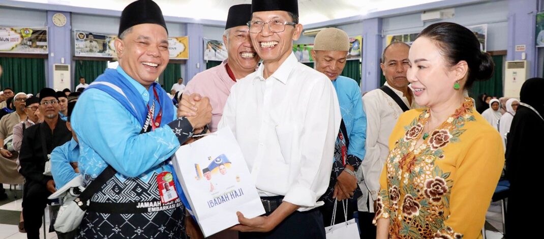 Lepas JCH ke Tanah Suci dan Dibekali Sambal Bilis hingga Rendang, Amsakar-Li Claudia Titip Doa untuk Batam