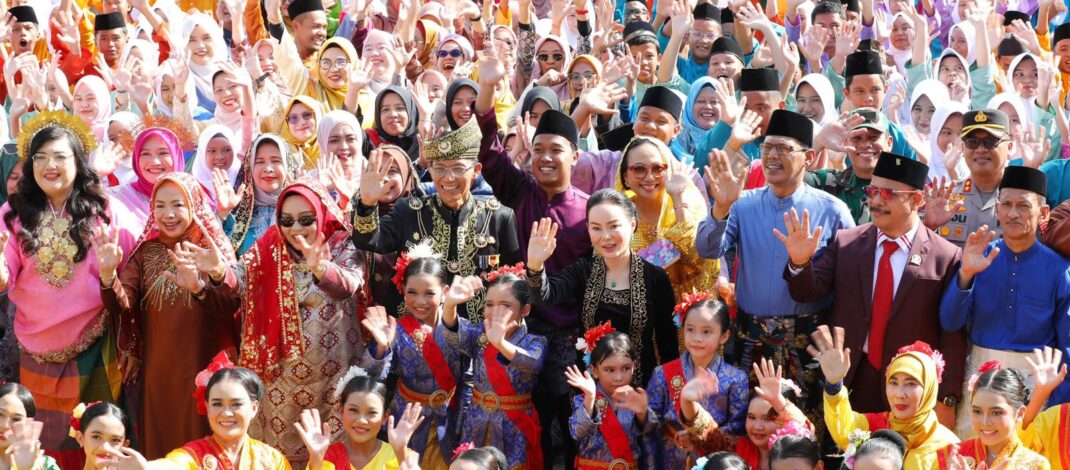 Program Prioritas Amsakar-Li Claudia, 52.835 Peserta Didik Baru Terima Seragam Gratis