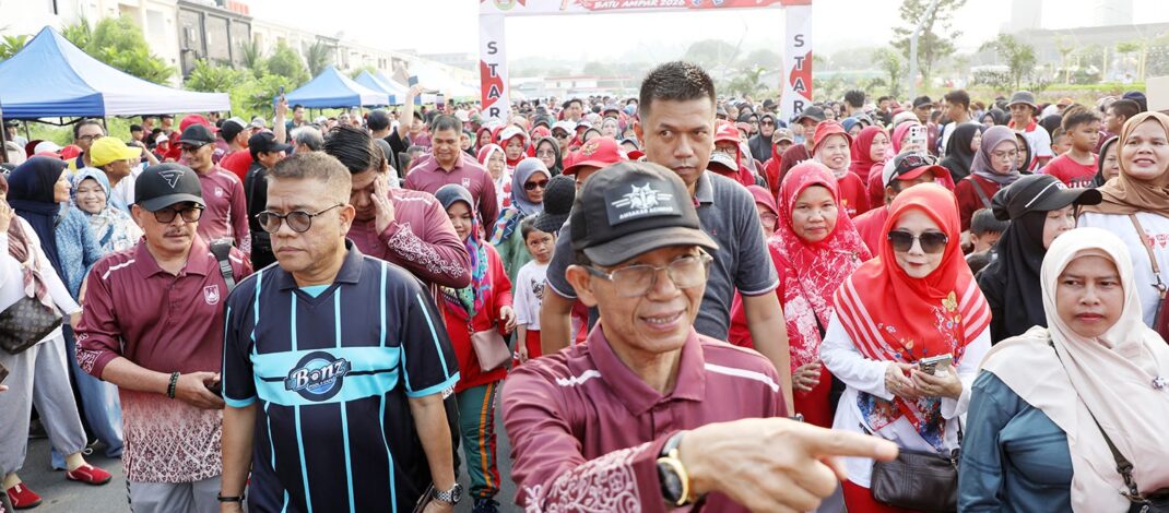 Amsakar Ikut Jalan dan Senam Bersama Ribuan Warga Batu Ampar, Tekankan Pentingnya Kekompakan