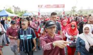 Amsakar Ikut Jalan dan Senam Bersama Ribuan Warga Batu Ampar, Tekankan Pentingnya Kekompakan