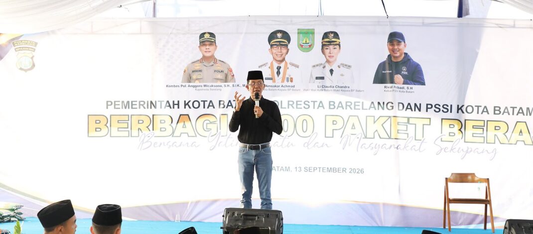 Bersama Polresta Barelang dan PSSI, Amsakar Berbagi 1.000 Paket Beras