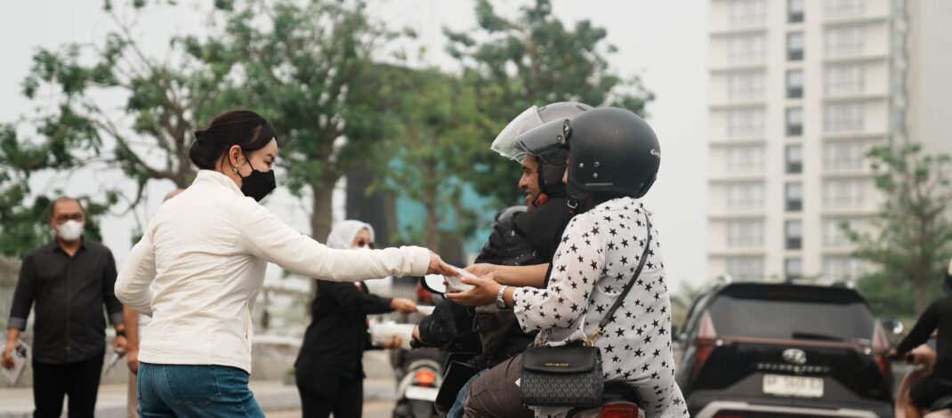 Peduli Kesehatan Warga, Li Claudia Turun Langsung Bagikan Masker