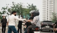 Peduli Kesehatan Warga, Li Claudia Turun Langsung Bagikan Masker