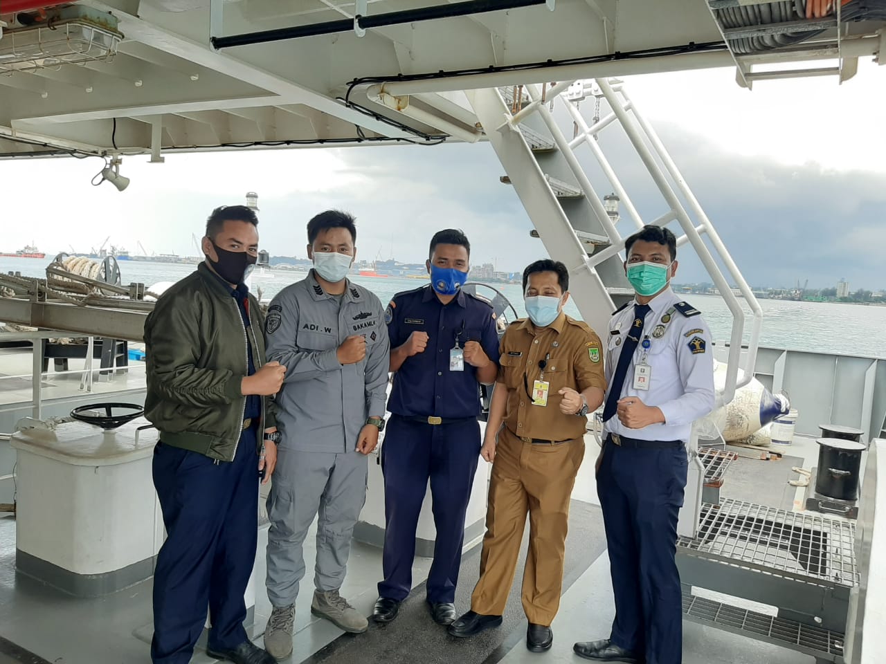 Penjemputan-KM-Pesona-Mandiri-beserta-8-crew-dari-Malaysia-di-perairan-perbatasan-menggunakan-Kapal-BAKAMLA