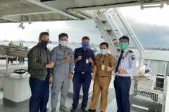 Penjemputan-KM-Pesona-Mandiri-beserta-8-crew-dari-Malaysia-di-perairan-perbatasan-menggunakan-Kapal-BAKAMLA