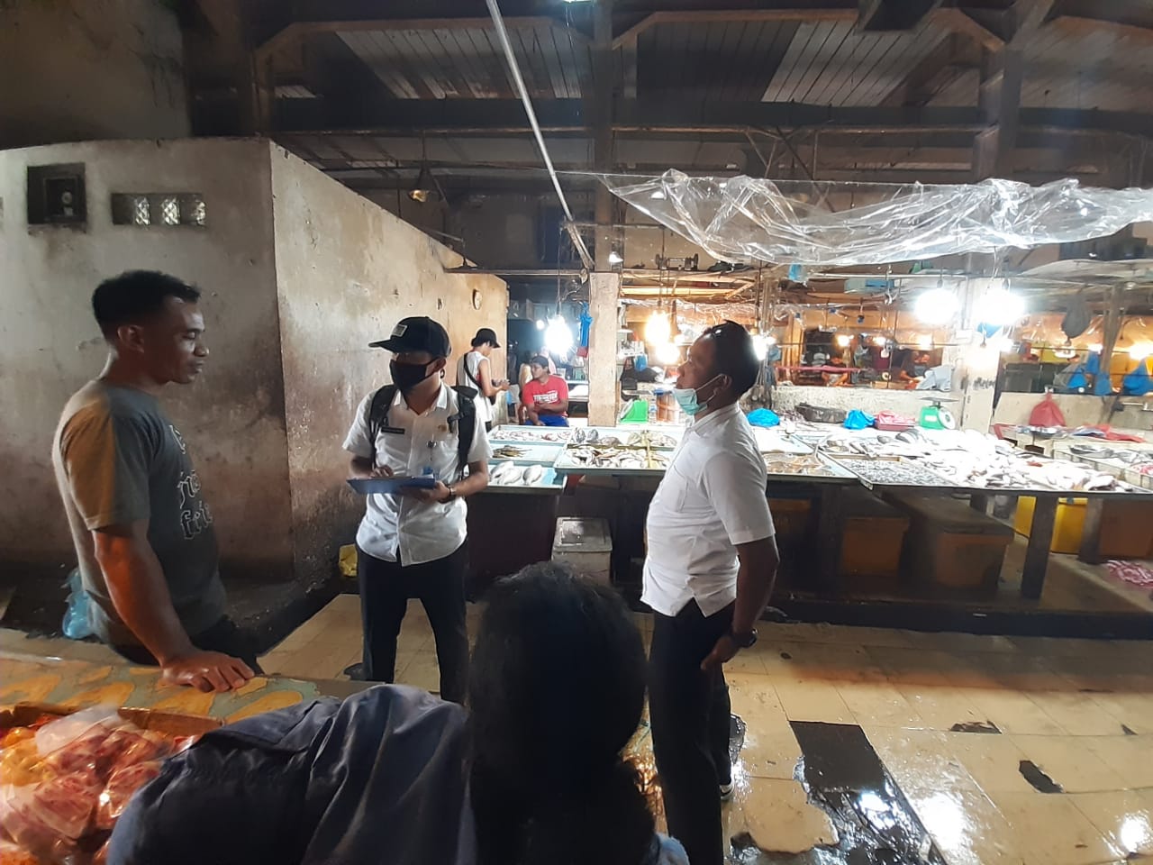 Tim Dinas Perikanan melakukan survei harga di Pasar Sagulung.