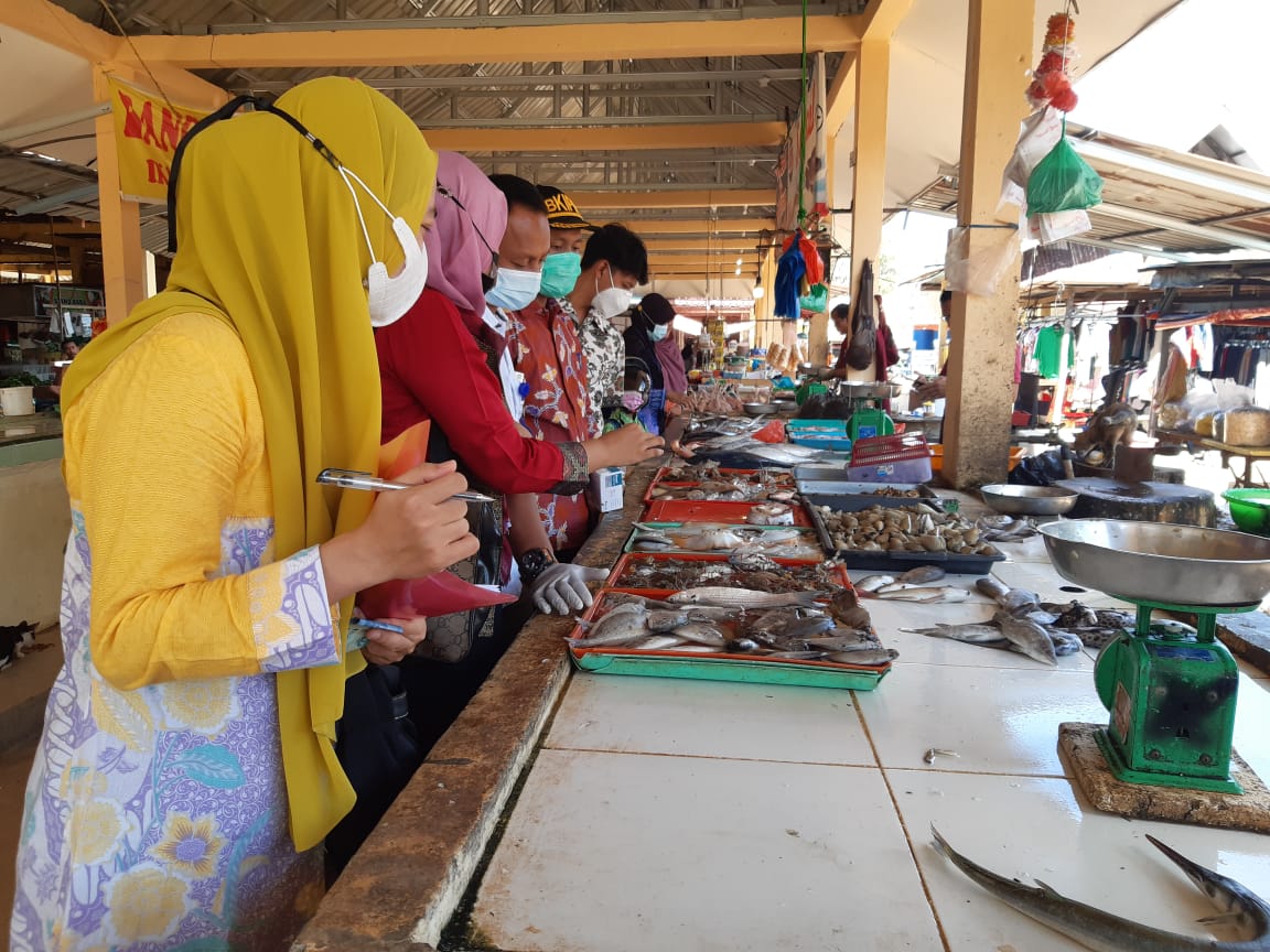 Tim Dinas Perikanan melakukan pengawasan mutu dan keamanan hasil perikanan di Pasar Hang Tuah-Nongsa, sebagai amanah Inpres 01 tahun 2017 tentang Gerakan Masyarakat Hidup Sehat.