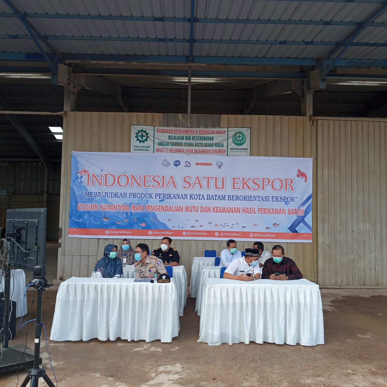 Kepala Dinas Perikanan menghadiri kegiatan Indonesia Satu Ekspor bersama Menteri Kelautan dan Perikanan secara virtual.