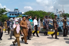 Kepala Dinas Perikanan Kota Batam menghadiri konferensi pers penangkapan kapal ikan illegal fishing di Pangkalan PSDKP Batam.