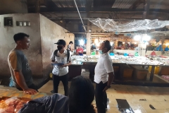 Tim Dinas Perikanan melakukan survei harga di Pasar Sagulung.