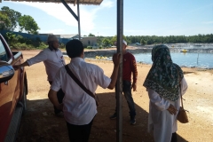 Tim Dinas Perikanan melakukan monitoring terhadap usaha budidaya tambah udang di Teluk Lengung, Nongsa.