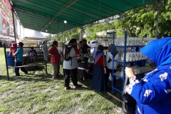 Tim Dinas Perikanan memfasilitasi serta mendampingi pelaku usaha budidaya ikan hias dalam kegiatan Bazaar Wonderfood Ramadhan II di Taman Dang Anom.