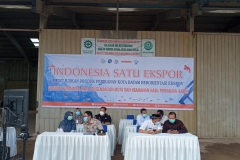 Kepala Dinas Perikanan menghadiri kegiatan Indonesia Satu Ekspor bersama Menteri Kelautan dan Perikanan secara virtual.