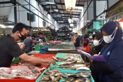 Tim Dinas Perikanan melakukan pengawasan mutu dan keamanan hasil perikanan di Pasar Tiban Centre-Sekupang, sebagai amanah Inpres 01 tahun 2017 tentang Gerakan Masyarakat Hidup Sehat.