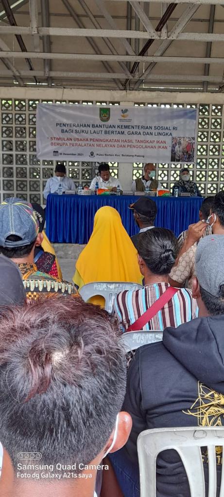 Kegiatan-penyerahan-bantuan-Kemensos-RI-bagi-suku-laut-Bertam-Gara-dan-Lingka
