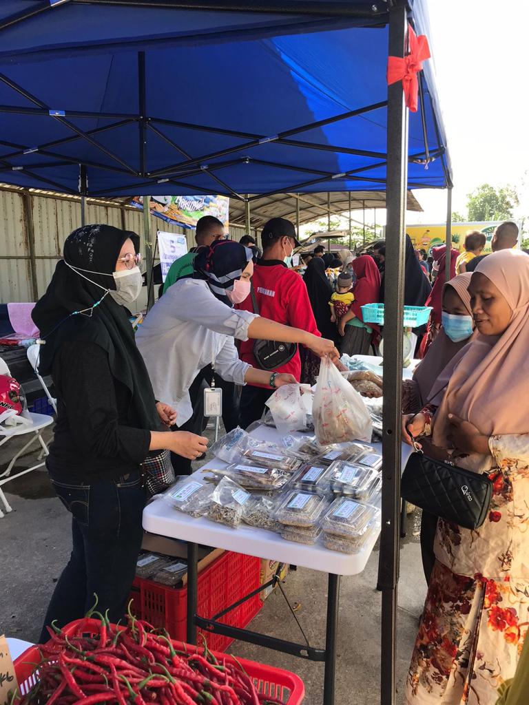 Mengikuti-kegiatan-Pasar-Murah-Jelang-Natal-2021-dan-Tahun-Baru-2022-a
