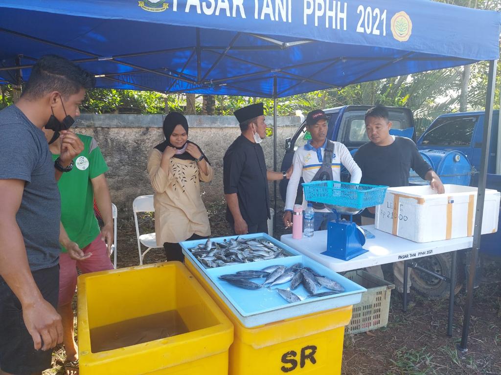 Mengikuti-kegiatan-Pasar-Murah-Jelang-Natal-2021-dan-Tahun-Baru-2022-b