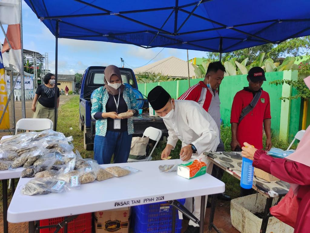 Mengikuti-kegiatan-Pasar-Murah-Jelang-Natal-2021-dan-Tahun-Baru-2022