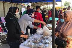 Mengikuti-kegiatan-Pasar-Murah-Jelang-Natal-2021-dan-Tahun-Baru-2022-a