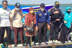 Mengikuti-kegiatan-panen-ikan-kerapu-di-Pulau-Korek