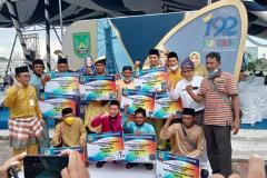 Para-penerima-simbolis-bantuan-sarana-prasarana-perikanan-bersumber-APBD-2021