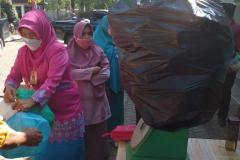 Penimbangan-sampah-plastik-dan-kardus-di-Dinas-Lingkungan-Hidup-sebagai-dukungan-terhadap-program-Bank-Sampah