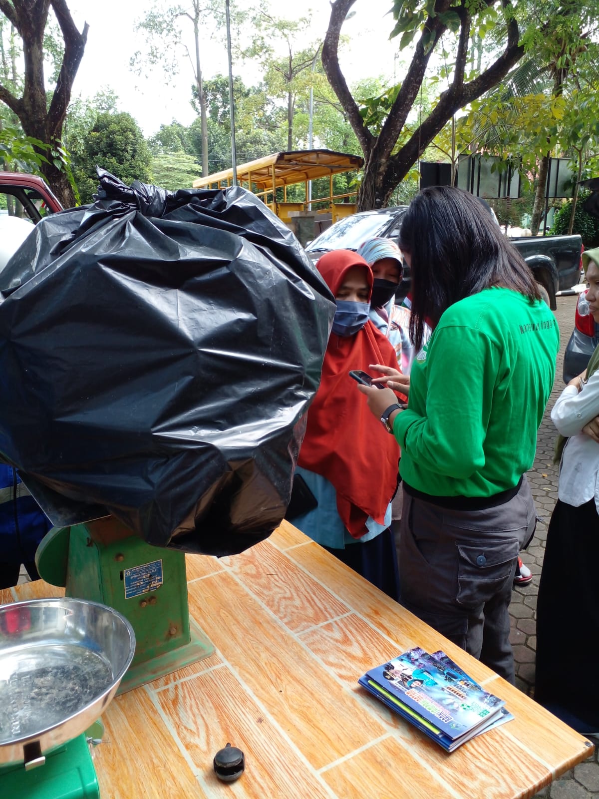 Aktif-pada-kegiatan-bank-sampah-Dinas-Lingkungan-Hidup