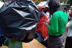 Aktif-pada-kegiatan-bank-sampah-Dinas-Lingkungan-Hidup