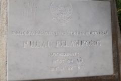 Tanda koordinat Pulau Pelampong, salah satu pulau kecil terluar yang masuk wilayah administrasi Kec. Belakang Padang, Kota Batam.