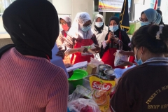 Ketua Poklahsar Mina Sadai Berkah binaan Dinas Perikanan menjadi instruktur dalam Bimtek Life Skill "Pengolahan Hasil Laut" yang dilaksanakan BNNP Kepri di Kec. Belakang Padang.