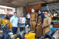 Tim-Diskan-melakukan-survei-harga-pasar-dan-pemantauan-mutu-di-Pasar-Sagulung.